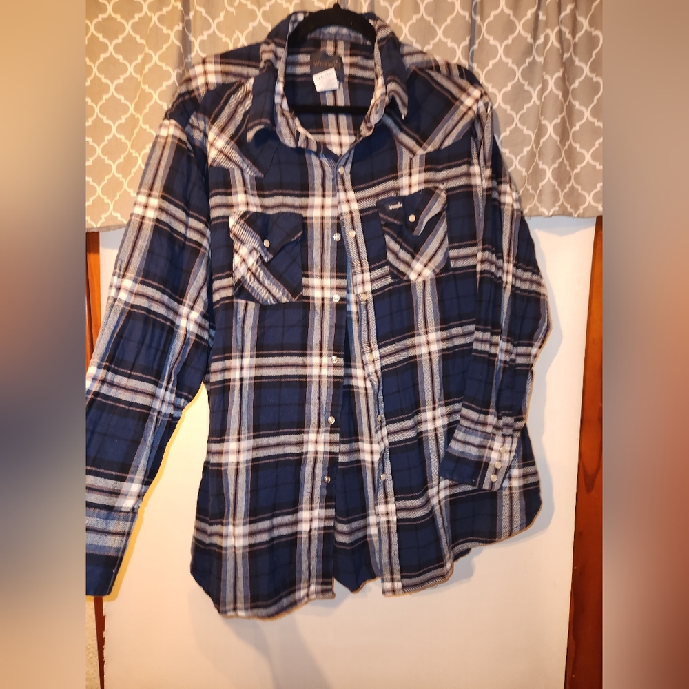 Wrangler Pearl snap long sleeve button down
